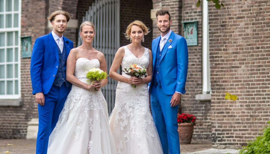 Twee huwelijken in een blauw pak