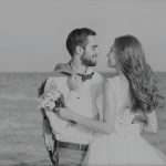 Trouwend echtpaar op het strand